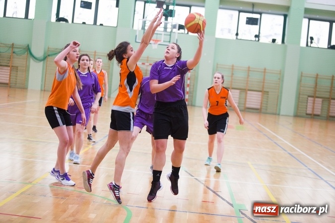 Zdjęcie w galerii na portalu naszraciborz.pl: Powiatowe Rozgrywki Szkół Ponadgimnazjalnych w Koszykówce Dziewczyn wiadomości z regionu