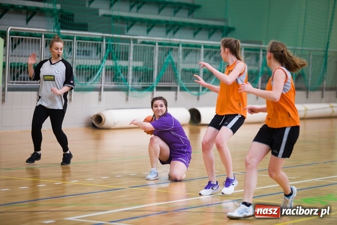 Zdjęcie w galerii na portalu naszraciborz.pl: Powiatowe Rozgrywki Szkół Ponadgimnazjalnych w Koszykówce Dziewczyn wiadomości z regionu
