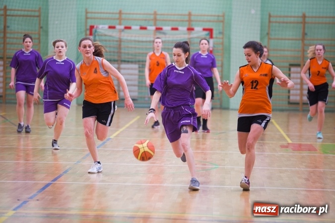 Zdjęcie w galerii na portalu naszraciborz.pl: Powiatowe Rozgrywki Szkół Ponadgimnazjalnych w Koszykówce Dziewczyn wiadomości z regionu