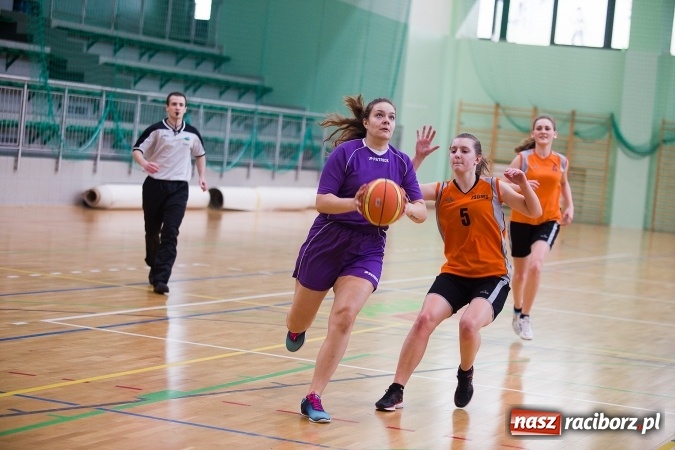 Zdjęcie w galerii na portalu naszraciborz.pl: Powiatowe Rozgrywki Szkół Ponadgimnazjalnych w Koszykówce Dziewczyn wiadomości z regionu