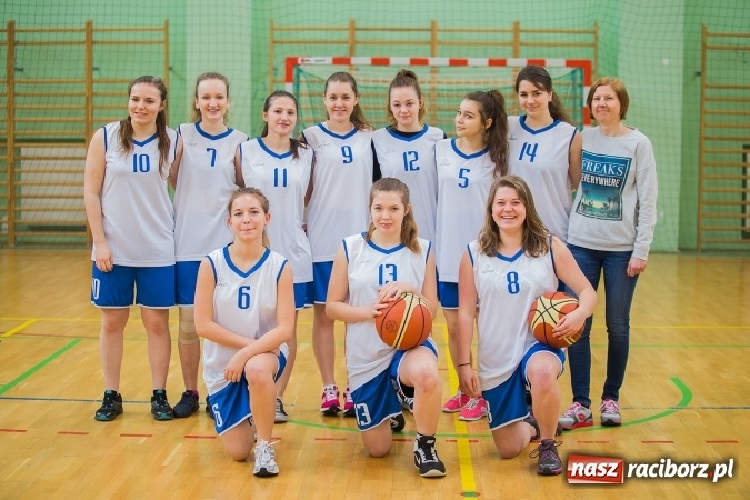 Zdjęcie w galerii na portalu naszraciborz.pl: Powiatowe Rozgrywki Szkół Ponadgimnazjalnych w Koszykówce Dziewczyn wiadomości z regionu