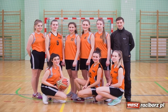 Zdjęcie w galerii na portalu naszraciborz.pl: Powiatowe Rozgrywki Szkół Ponadgimnazjalnych w Koszykówce Dziewczyn wiadomości z regionu