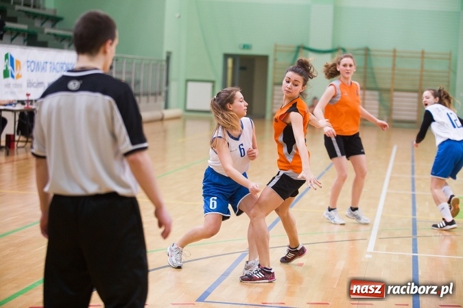 Zdjęcie w galerii na portalu naszraciborz.pl: Powiatowe Rozgrywki Szkół Ponadgimnazjalnych w Koszykówce Dziewczyn wiadomości z regionu