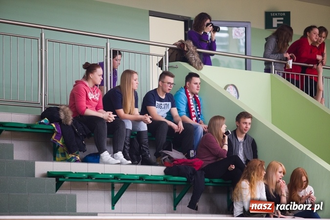 Zdjęcie w galerii na portalu naszraciborz.pl: Powiatowe Rozgrywki Szkół Ponadgimnazjalnych w Koszykówce Dziewczyn wiadomości z regionu