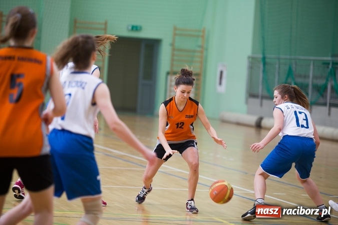 Zdjęcie w galerii na portalu naszraciborz.pl: Powiatowe Rozgrywki Szkół Ponadgimnazjalnych w Koszykówce Dziewczyn wiadomości z regionu