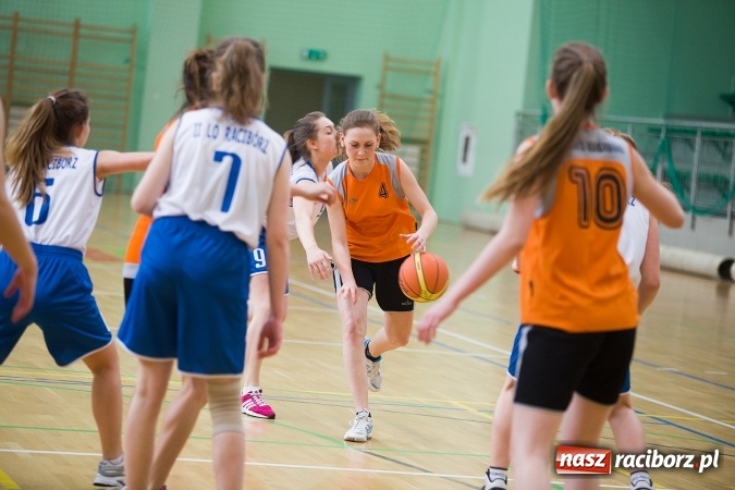 Zdjęcie w galerii na portalu naszraciborz.pl: Powiatowe Rozgrywki Szkół Ponadgimnazjalnych w Koszykówce Dziewczyn wiadomości z regionu