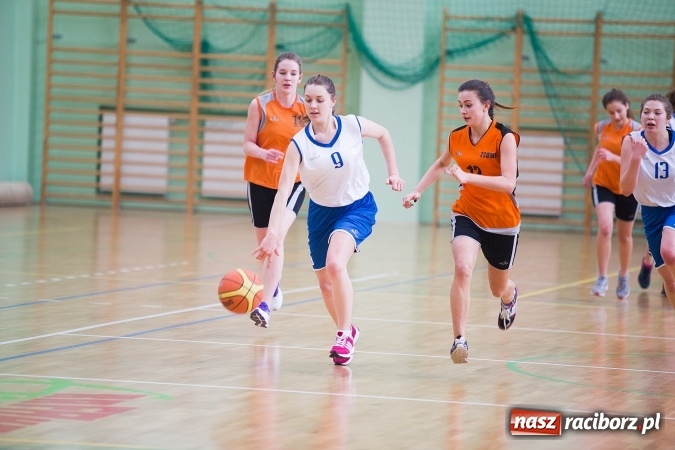 Zdjęcie w galerii na portalu naszraciborz.pl: Powiatowe Rozgrywki Szkół Ponadgimnazjalnych w Koszykówce Dziewczyn wiadomości z regionu