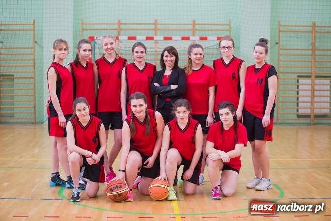 Zdjęcie w galerii na portalu naszraciborz.pl: Powiatowe Rozgrywki Szkół Ponadgimnazjalnych w Koszykówce Dziewczyn wiadomości z regionu