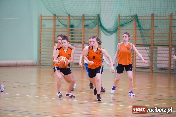 Zdjęcie w galerii na portalu naszraciborz.pl: Powiatowe Rozgrywki Szkół Ponadgimnazjalnych w Koszykówce Dziewczyn wiadomości z regionu