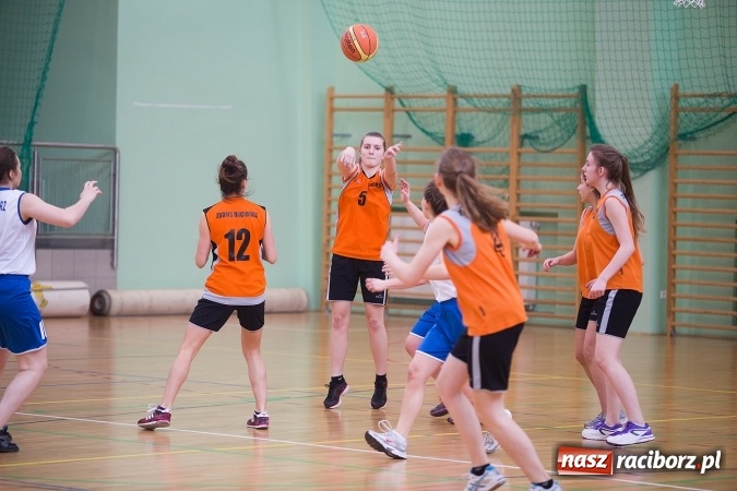 Zdjęcie w galerii na portalu naszraciborz.pl: Powiatowe Rozgrywki Szkół Ponadgimnazjalnych w Koszykówce Dziewczyn wiadomości z regionu