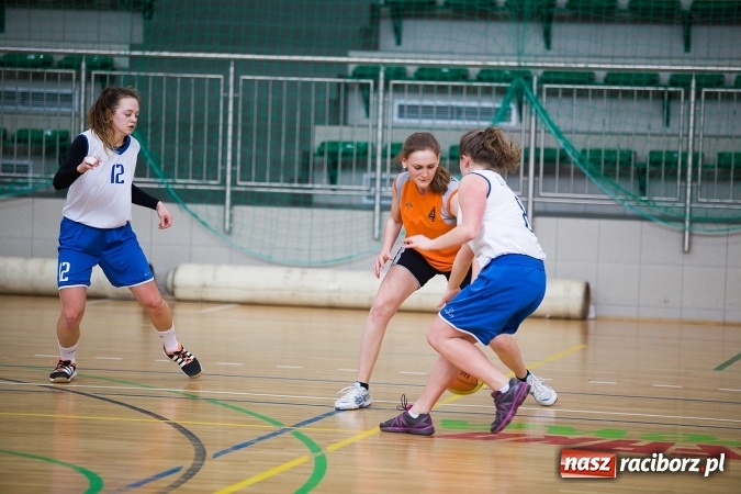 Zdjęcie w galerii na portalu naszraciborz.pl: Powiatowe Rozgrywki Szkół Ponadgimnazjalnych w Koszykówce Dziewczyn wiadomości z regionu