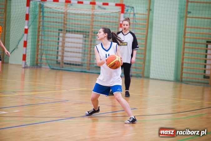 Zdjęcie w galerii na portalu naszraciborz.pl: Powiatowe Rozgrywki Szkół Ponadgimnazjalnych w Koszykówce Dziewczyn wiadomości z regionu