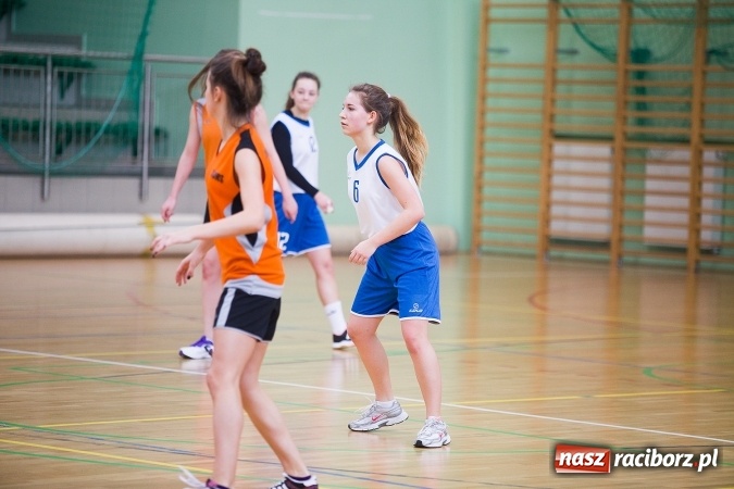 Zdjęcie w galerii na portalu naszraciborz.pl: Powiatowe Rozgrywki Szkół Ponadgimnazjalnych w Koszykówce Dziewczyn wiadomości z regionu