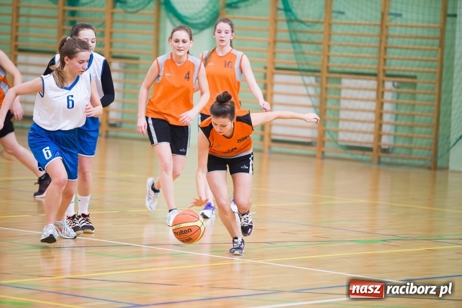 Zdjęcie w galerii na portalu naszraciborz.pl: Powiatowe Rozgrywki Szkół Ponadgimnazjalnych w Koszykówce Dziewczyn wiadomości z regionu