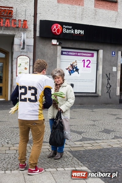 Zdjęcie w galerii na portalu naszraciborz.pl: Kwiaty na Dzień Kobiet od Raptors Racibórz wiadomości z regionu