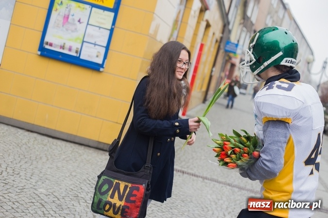 Zdjęcie w galerii na portalu naszraciborz.pl: Kwiaty na Dzień Kobiet od Raptors Racibórz wiadomości z regionu