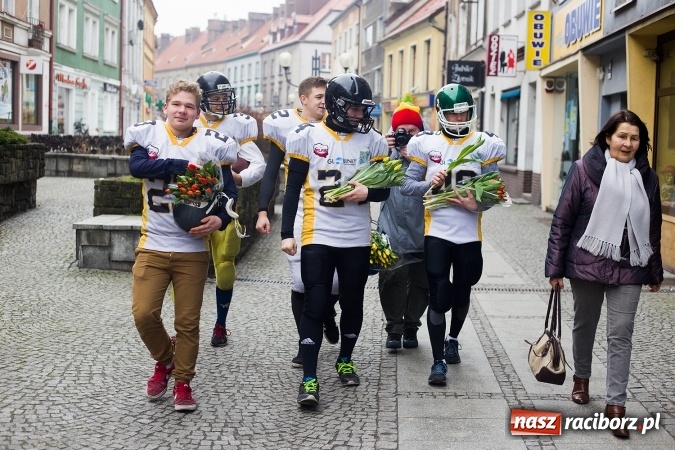 Zdjęcie w galerii na portalu naszraciborz.pl: Kwiaty na Dzień Kobiet od Raptors Racibórz wiadomości z regionu