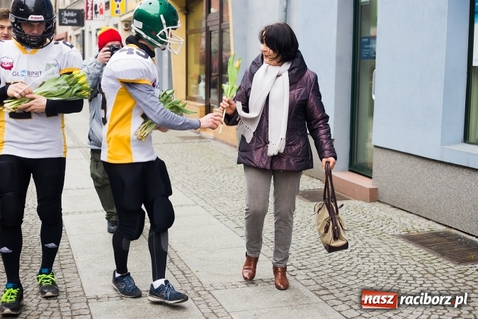 Zdjęcie w galerii na portalu naszraciborz.pl: Kwiaty na Dzień Kobiet od Raptors Racibórz wiadomości z regionu