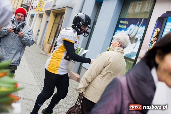Zdjęcie w galerii na portalu naszraciborz.pl: Kwiaty na Dzień Kobiet od Raptors Racibórz wiadomości z regionu