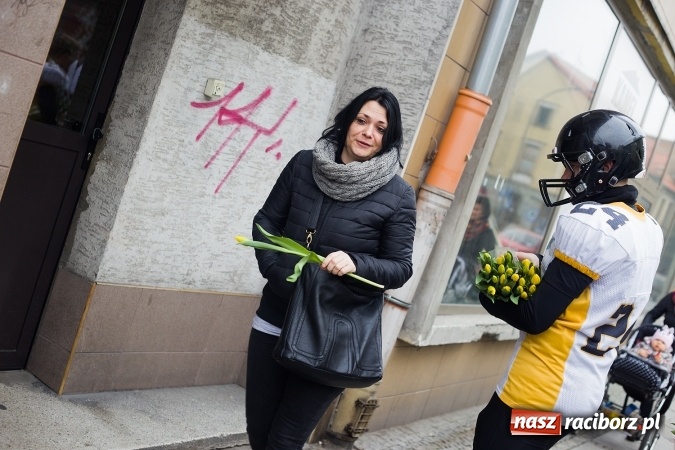 Zdjęcie w galerii na portalu naszraciborz.pl: Kwiaty na Dzień Kobiet od Raptors Racibórz wiadomości z regionu