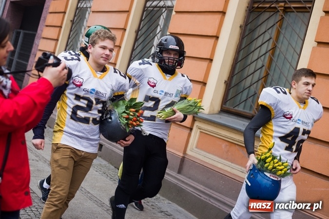 Zdjęcie w galerii na portalu naszraciborz.pl: Kwiaty na Dzień Kobiet od Raptors Racibórz wiadomości z regionu