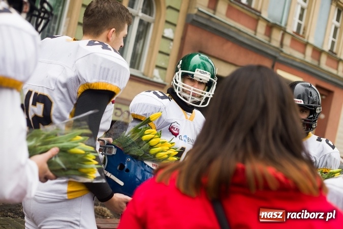 Zdjęcie w galerii na portalu naszraciborz.pl: Kwiaty na Dzień Kobiet od Raptors Racibórz wiadomości z regionu