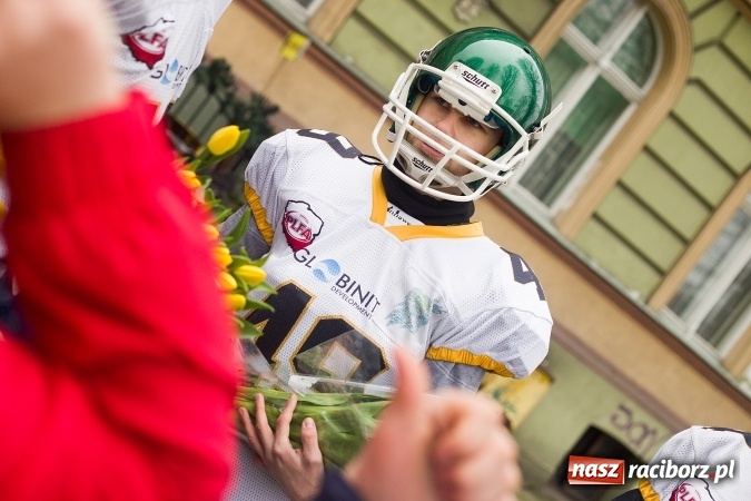 Zdjęcie w galerii na portalu naszraciborz.pl: Kwiaty na Dzień Kobiet od Raptors Racibórz wiadomości z regionu