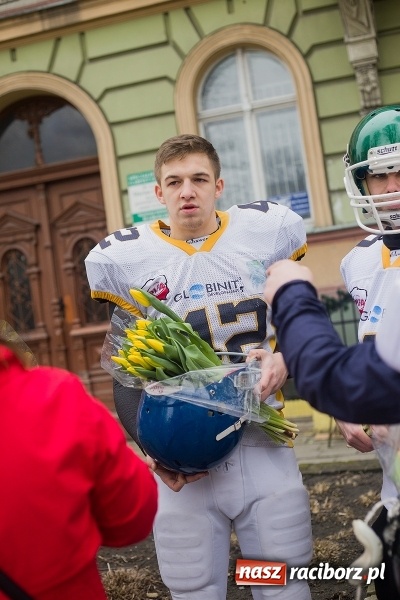 Zdjęcie w galerii na portalu naszraciborz.pl: Kwiaty na Dzień Kobiet od Raptors Racibórz wiadomości z regionu