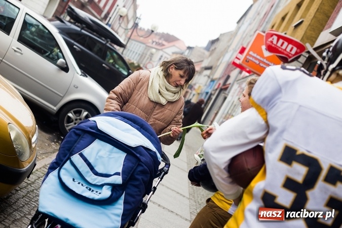 Zdjęcie w galerii na portalu naszraciborz.pl: Kwiaty na Dzień Kobiet od Raptors Racibórz wiadomości z regionu