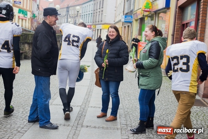 Zdjęcie w galerii na portalu naszraciborz.pl: Kwiaty na Dzień Kobiet od Raptors Racibórz wiadomości z regionu