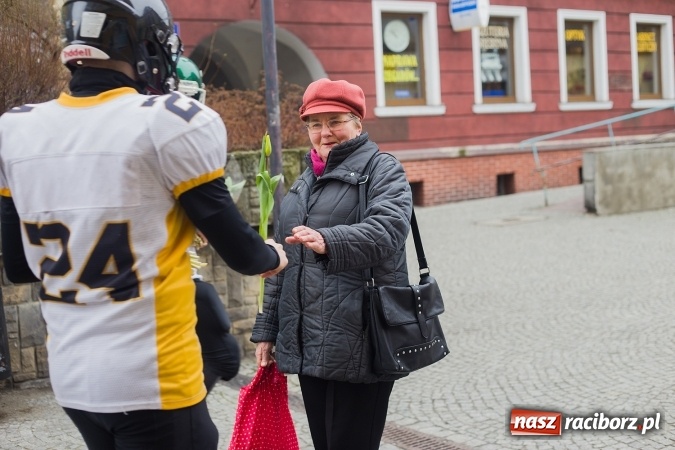 Zdjęcie w galerii na portalu naszraciborz.pl: Kwiaty na Dzień Kobiet od Raptors Racibórz wiadomości z regionu