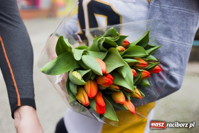 Zdjęcie w galerii na portalu naszraciborz.pl: Kwiaty na Dzień Kobiet od Raptors Racibórz wiadomości z regionu