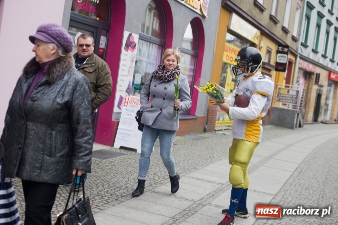 Zdjęcie w galerii na portalu naszraciborz.pl: Kwiaty na Dzień Kobiet od Raptors Racibórz wiadomości z regionu