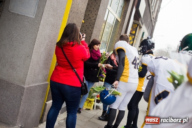Zdjęcie w galerii na portalu naszraciborz.pl: Kwiaty na Dzień Kobiet od Raptors Racibórz wiadomości z regionu