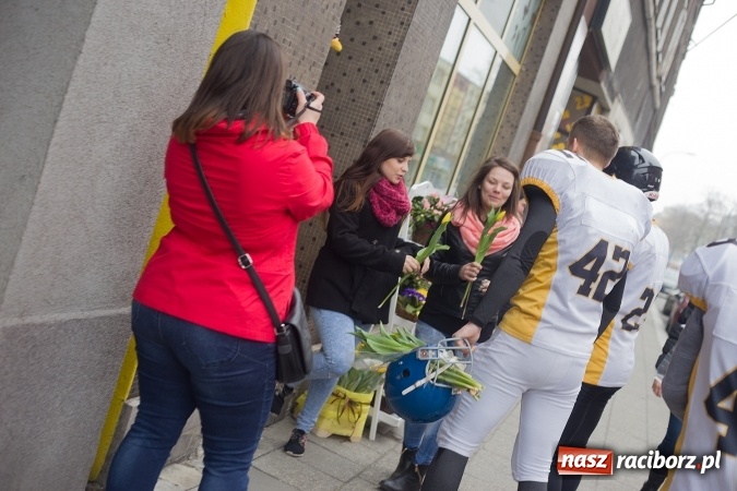 Zdjęcie w galerii na portalu naszraciborz.pl: Kwiaty na Dzień Kobiet od Raptors Racibórz wiadomości z regionu