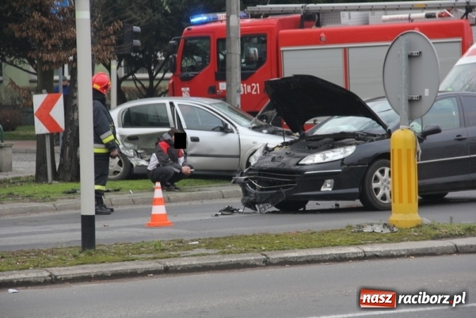 Zdjęcie w galerii na portalu naszraciborz.pl: Zderzenie peugeota i opla przy Mechaniku wiadomości z regionu