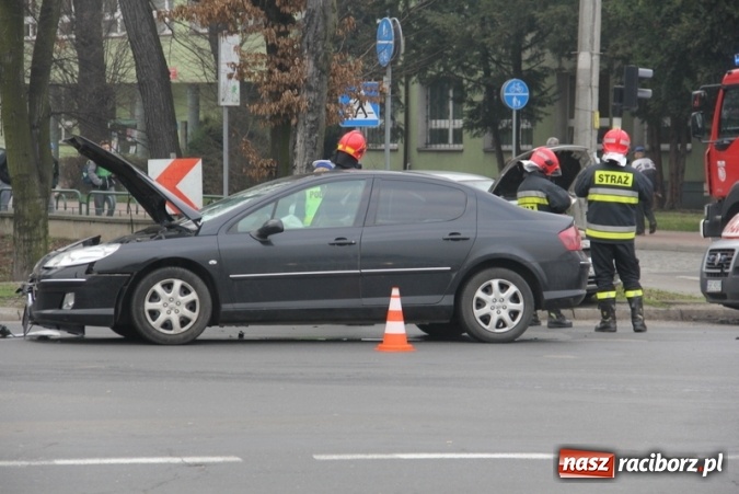 Zdjęcie w galerii na portalu naszraciborz.pl: Zderzenie peugeota i opla przy Mechaniku wiadomości z regionu