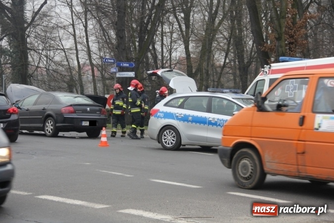 Zdjęcie w galerii na portalu naszraciborz.pl: Zderzenie peugeota i opla przy Mechaniku wiadomości z regionu