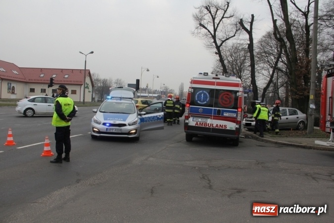 Zdjęcie w galerii na portalu naszraciborz.pl: Zderzenie peugeota i opla przy Mechaniku wiadomości z regionu