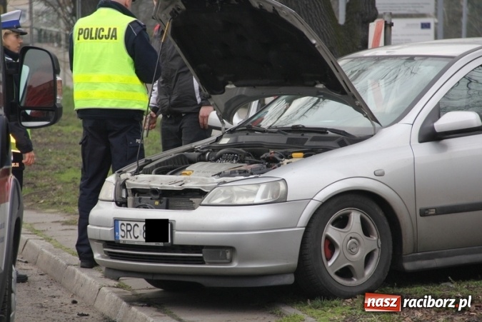 Zdjęcie w galerii na portalu naszraciborz.pl: Zderzenie peugeota i opla przy Mechaniku wiadomości z regionu