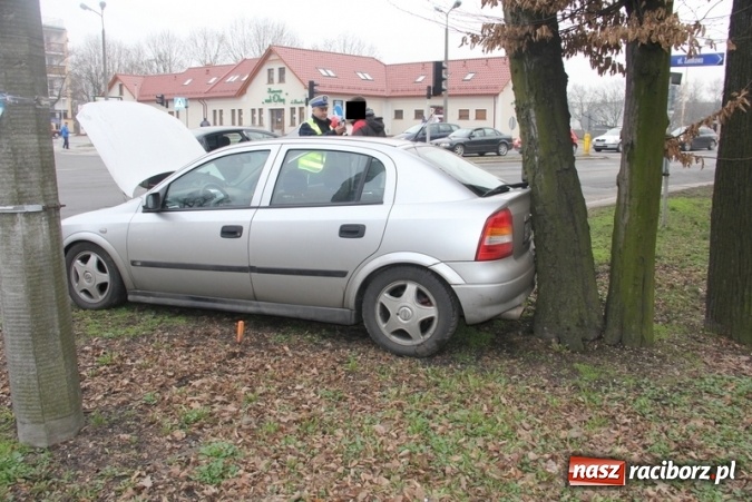 Zdjęcie w galerii na portalu naszraciborz.pl: Zderzenie peugeota i opla przy Mechaniku wiadomości z regionu