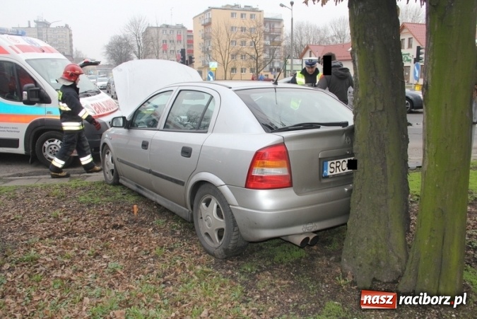 Zdjęcie w galerii na portalu naszraciborz.pl: Zderzenie peugeota i opla przy Mechaniku wiadomości z regionu