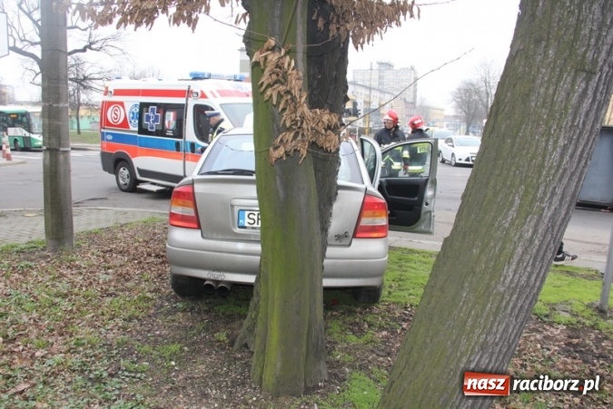 Zdjęcie w galerii na portalu naszraciborz.pl: Zderzenie peugeota i opla przy Mechaniku wiadomości z regionu