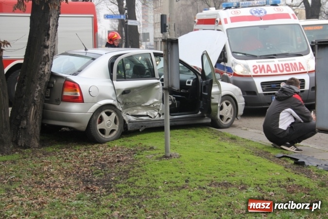 Zdjęcie w galerii na portalu naszraciborz.pl: Zderzenie peugeota i opla przy Mechaniku wiadomości z regionu