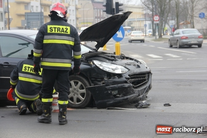 Zdjęcie w galerii na portalu naszraciborz.pl: Zderzenie peugeota i opla przy Mechaniku wiadomości z regionu
