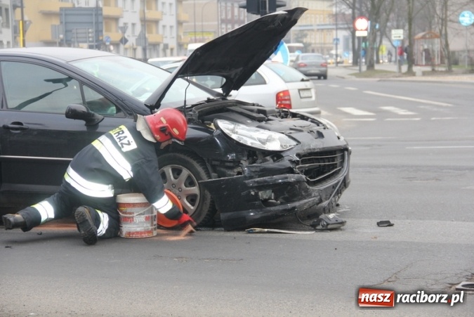 Zdjęcie w galerii na portalu naszraciborz.pl: Zderzenie peugeota i opla przy Mechaniku wiadomości z regionu