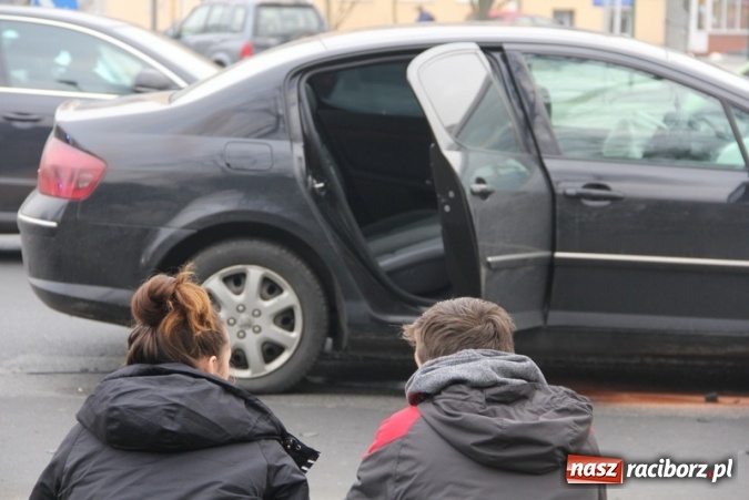 Zdjęcie w galerii na portalu naszraciborz.pl: Zderzenie peugeota i opla przy Mechaniku wiadomości z regionu