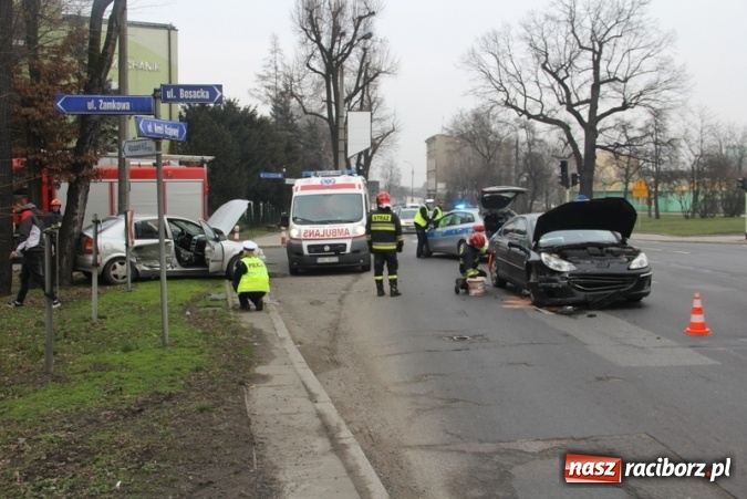 Zdjęcie w galerii na portalu naszraciborz.pl: Zderzenie peugeota i opla przy Mechaniku wiadomości z regionu