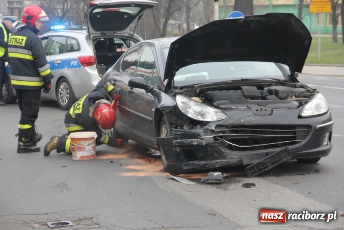 Zdjęcie w galerii na portalu naszraciborz.pl: Zderzenie peugeota i opla przy Mechaniku wiadomości z regionu