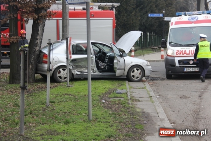 Zdjęcie w galerii na portalu naszraciborz.pl: Zderzenie peugeota i opla przy Mechaniku wiadomości z regionu
